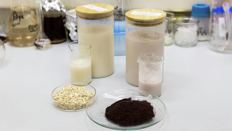 Ученые создали альтернативное молоко с отходами виноделия